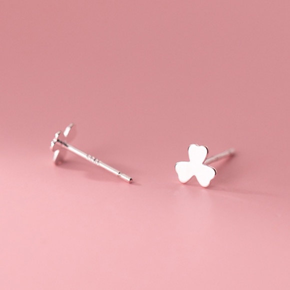 NWT Sterling Silver Clover Earrings Classic Minimal Lucky Clover Charms Earrings - Picture 2 of 5